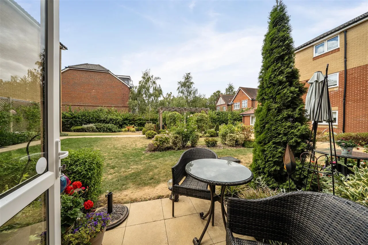 Victoria Road, Farnborough, GU14, photo 5