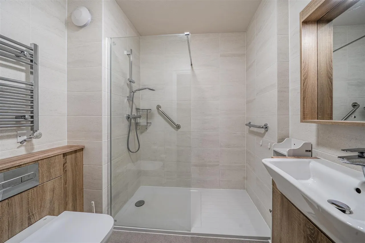 Victoria Road, Farnborough, GU14, photo 9