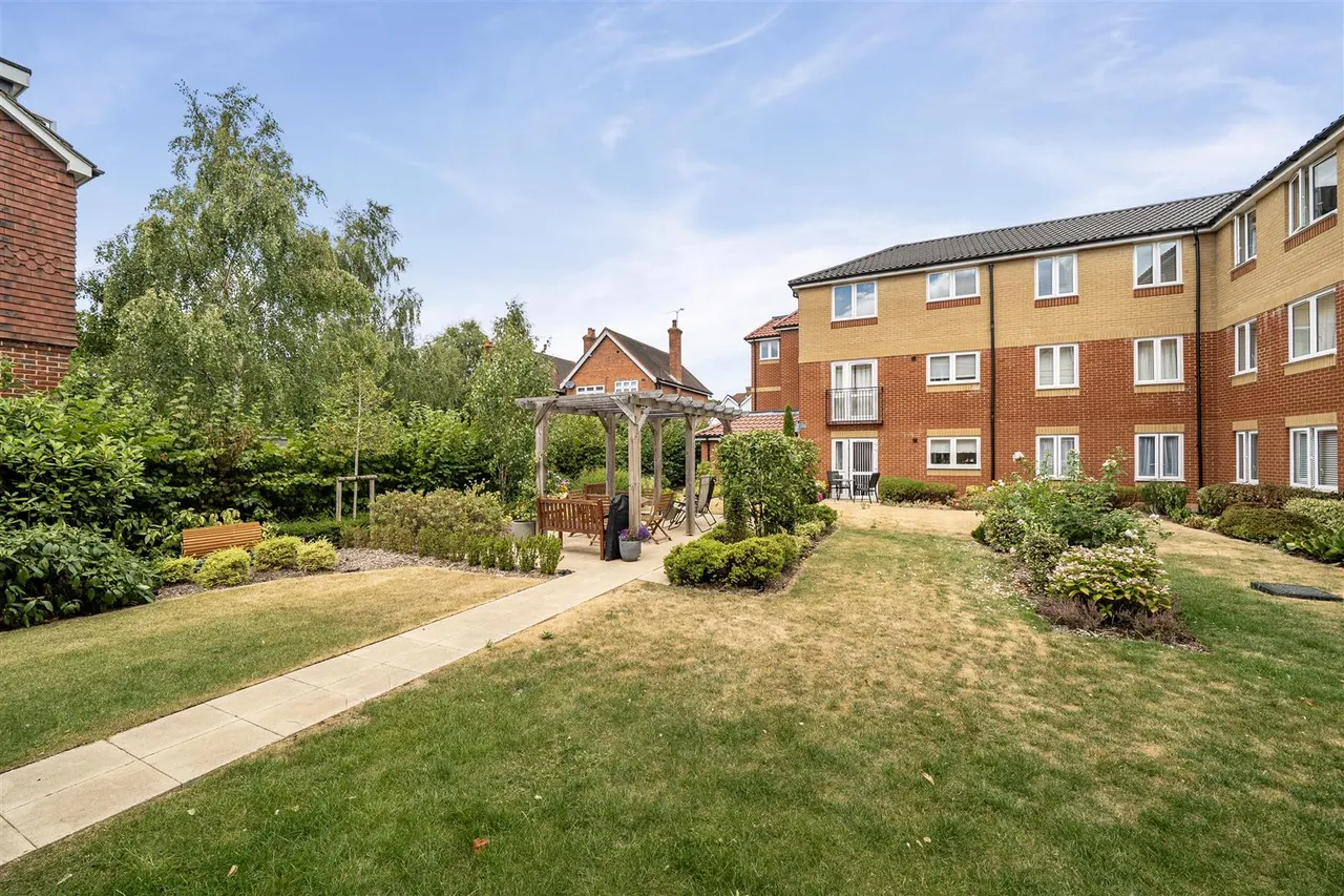 Victoria Road, Farnborough, GU14, photo 15