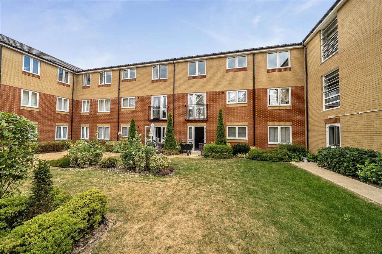 Victoria Road, Farnborough, GU14, photo 11