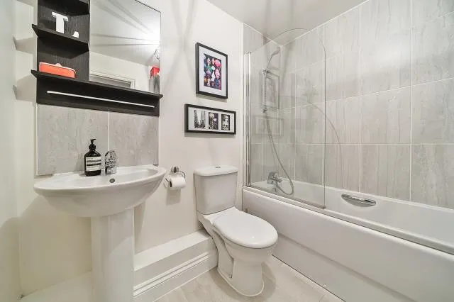 Gomer Road, Bagshot, GU19, photo 15