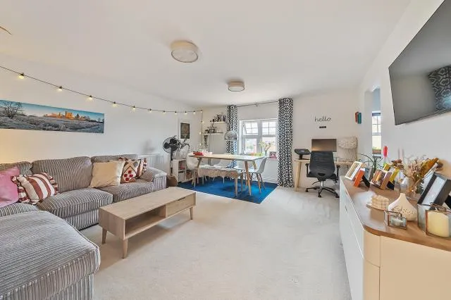 Gomer Road, Bagshot, GU19, photo 5