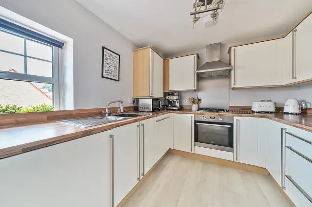 Gomer Road, Bagshot, GU19, photo 10