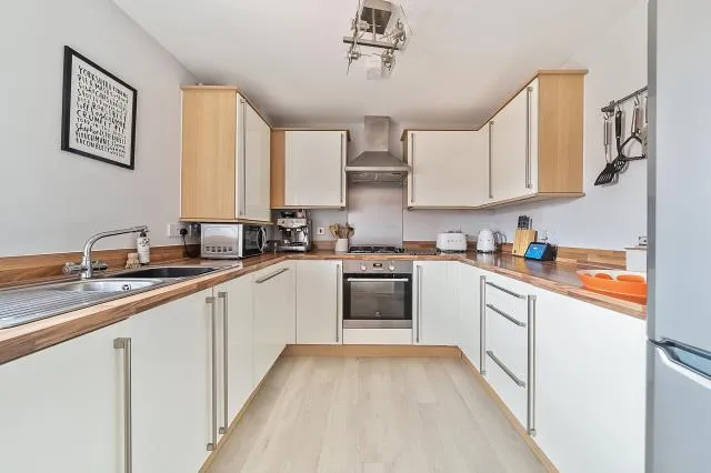 Gomer Road, Bagshot, GU19, photo 9