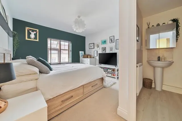 Gomer Road, Bagshot, GU19, photo 13