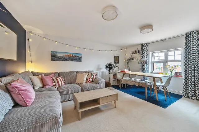 Gomer Road, Bagshot, GU19, photo 2