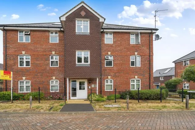 2 bed flat to rent, Gomer Road, Bagshot, GU19
