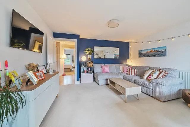 Gomer Road, Bagshot, GU19, photo 3