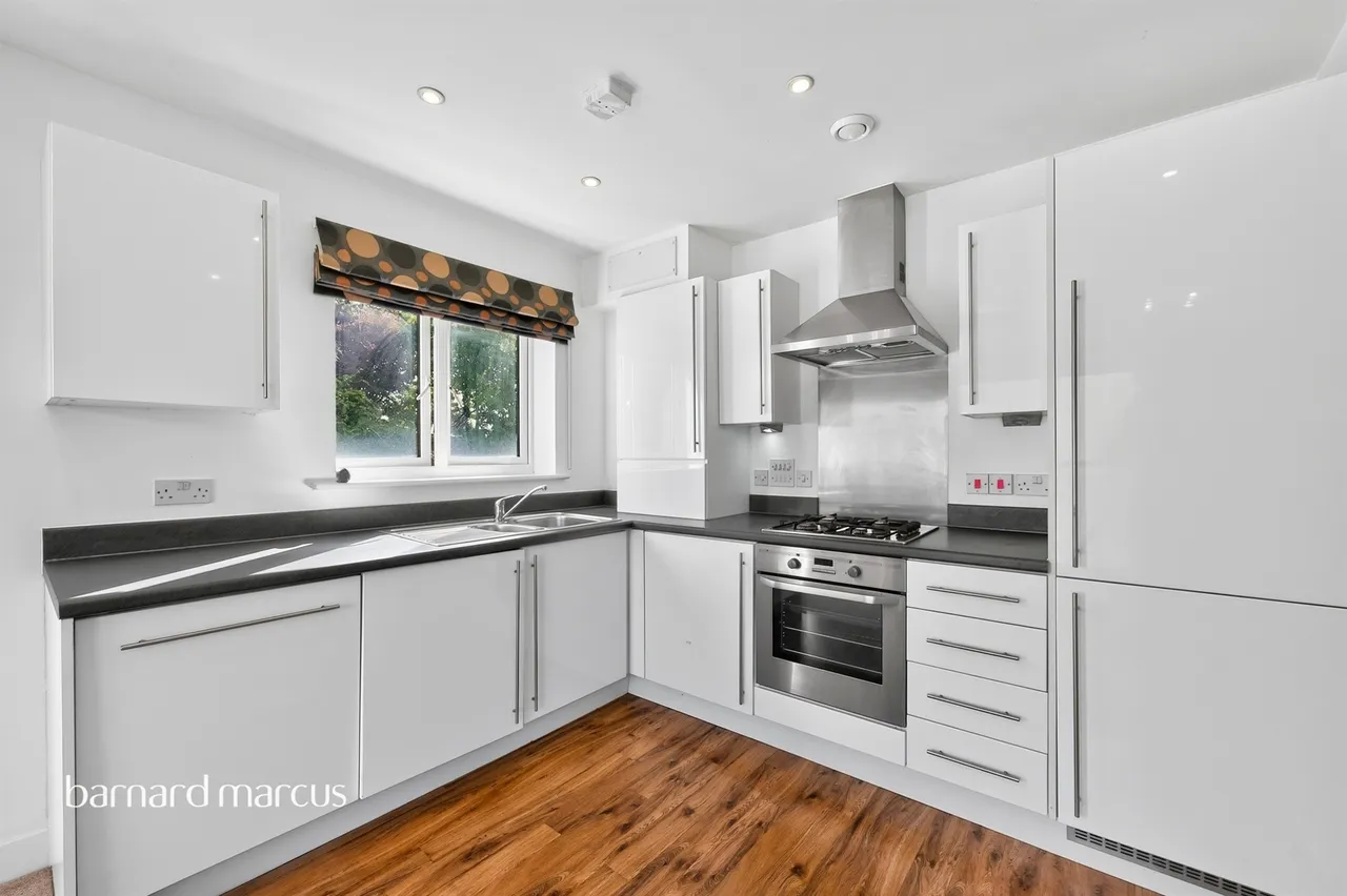 Canalside, Redhill, RH1, photo 3