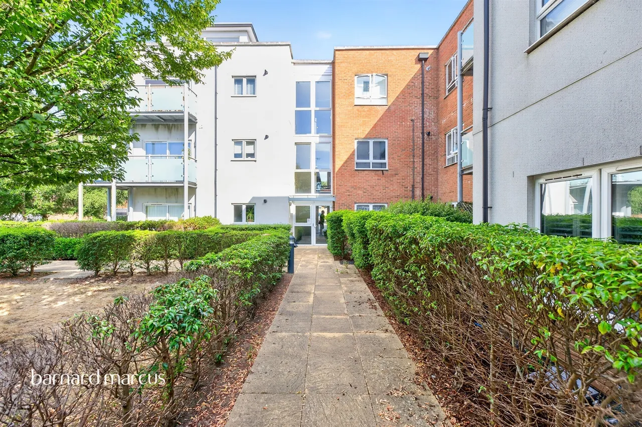 Canalside, Redhill, RH1, photo 2