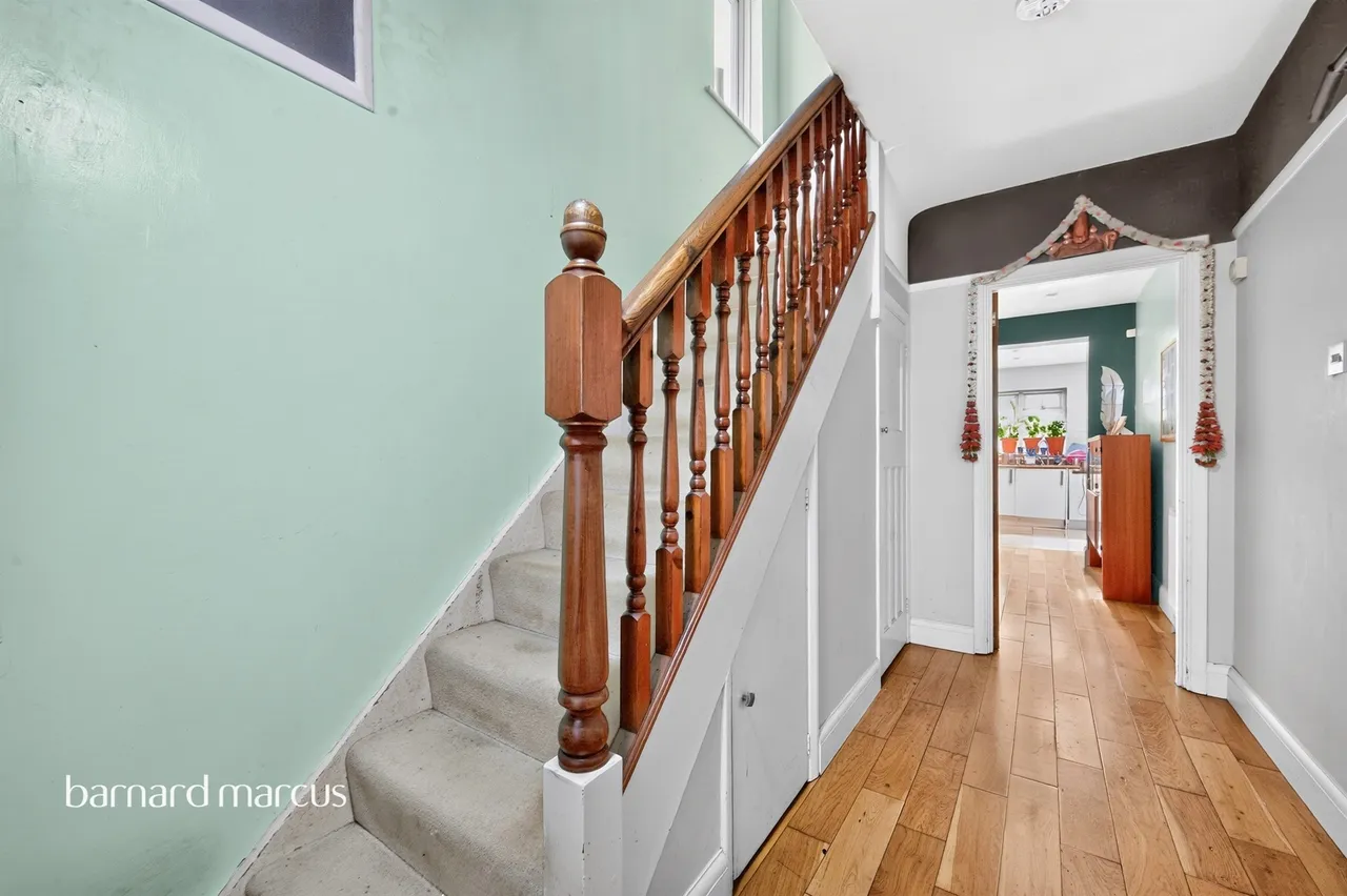 Somerset Avenue, Chessington, KT9, photo 6