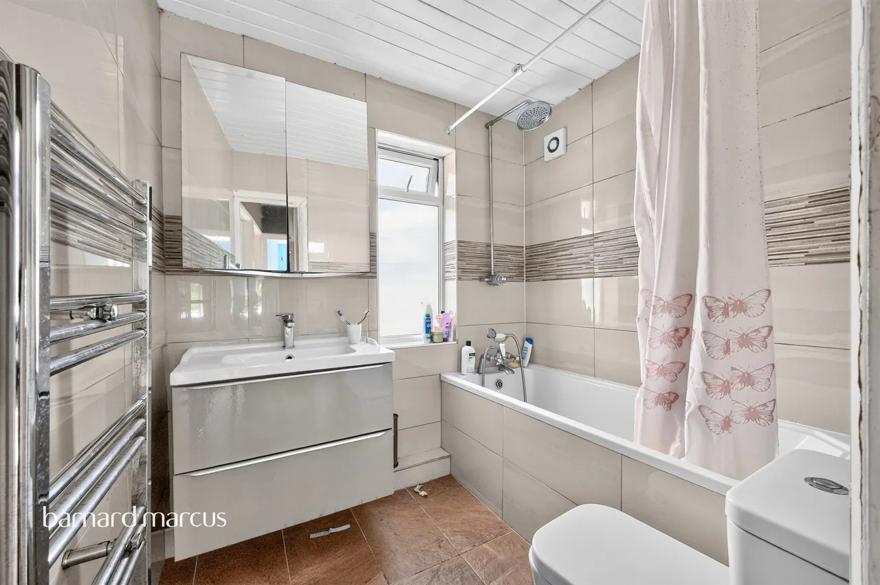 Somerset Avenue, Chessington, KT9, photo 9