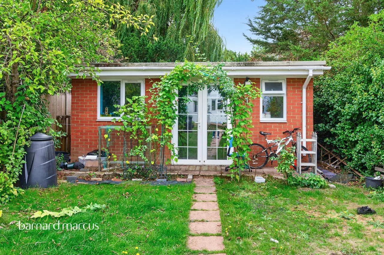 Somerset Avenue, Chessington, KT9, photo 3