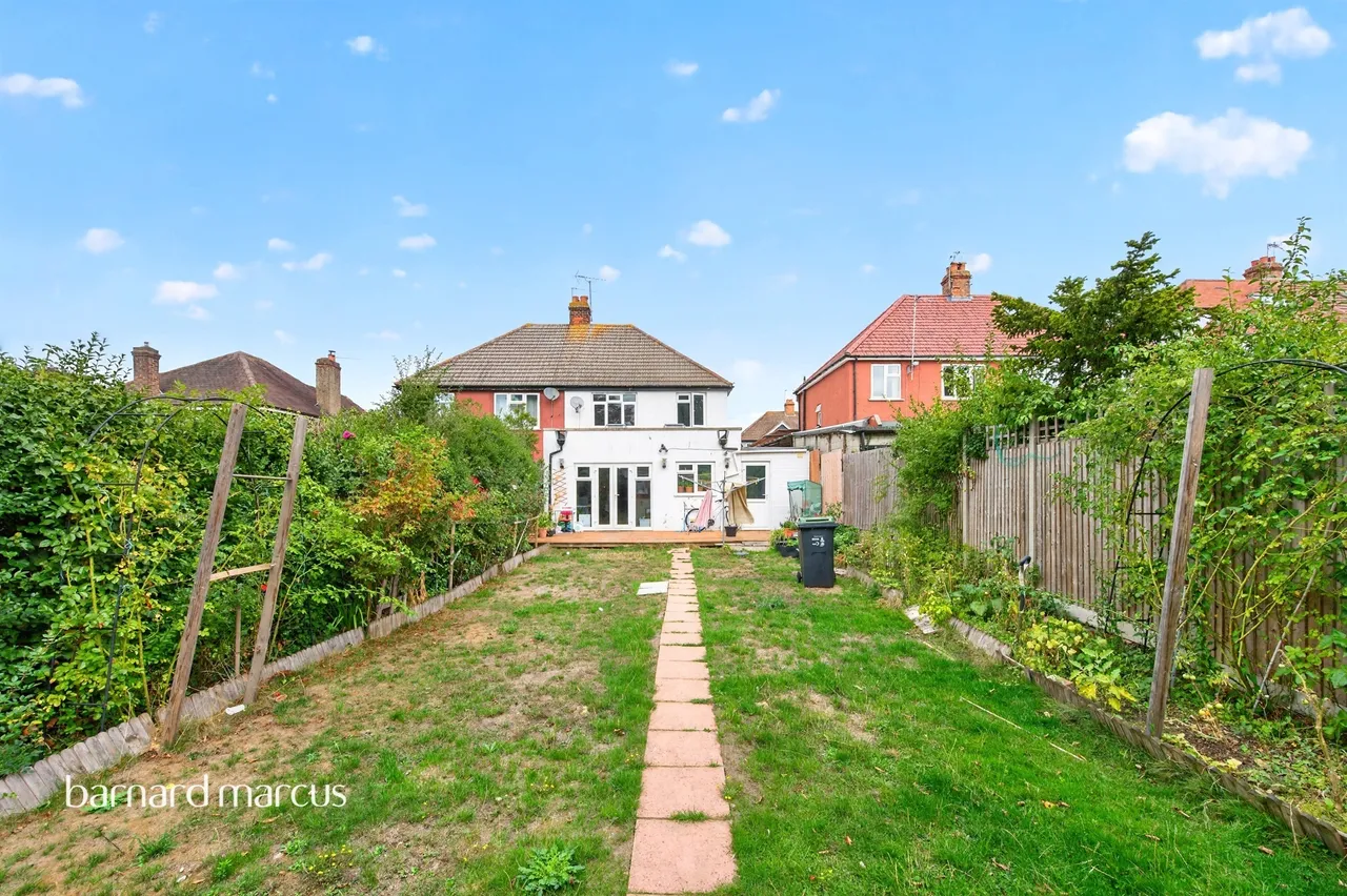 Somerset Avenue, Chessington, KT9, photo 8
