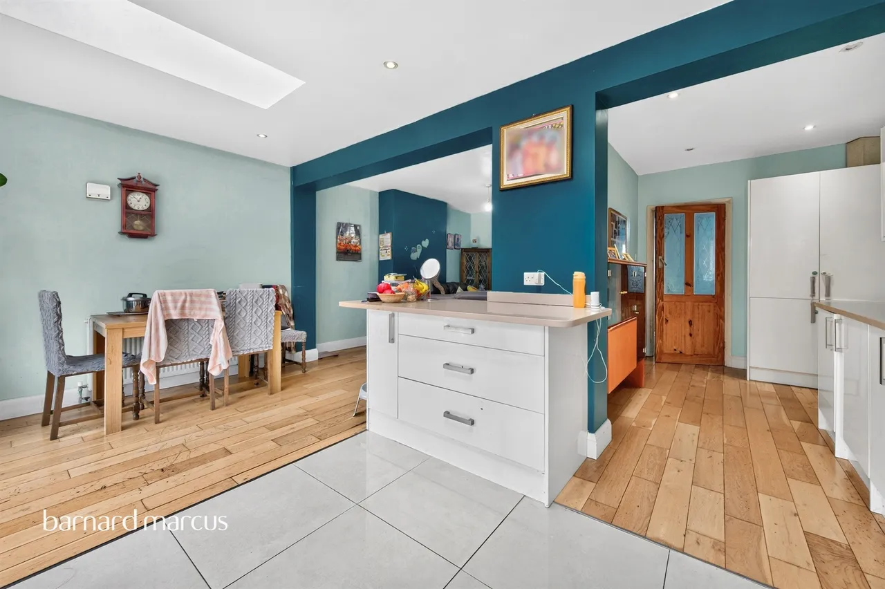 Somerset Avenue, Chessington, KT9, photo 4
