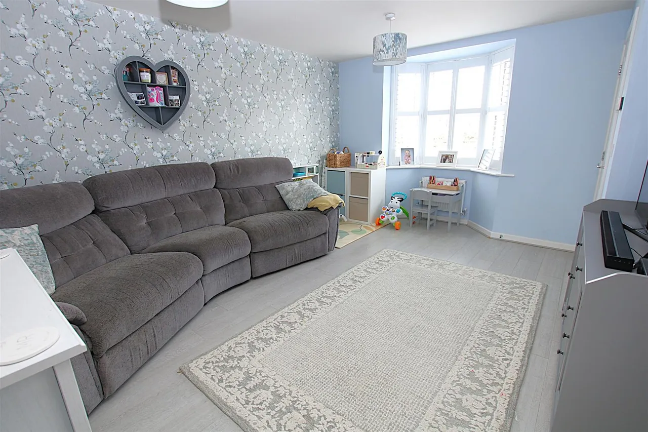 Packwood Crescent, Earls Barton, photo 3
