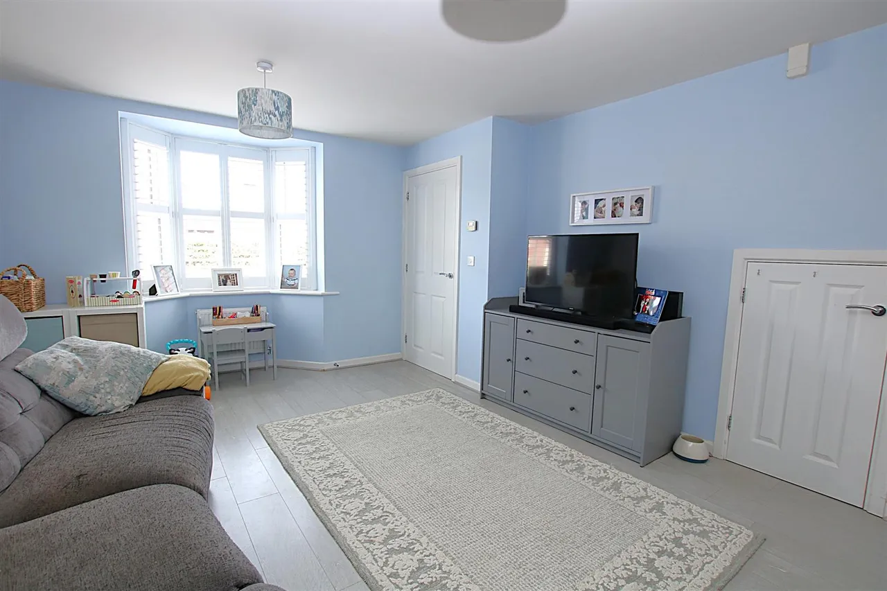 Packwood Crescent, Earls Barton, photo 2