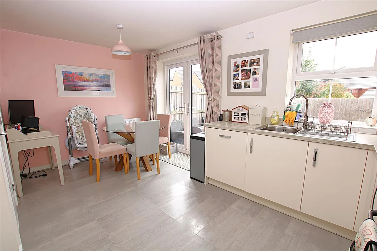 Packwood Crescent, Earls Barton, photo 6