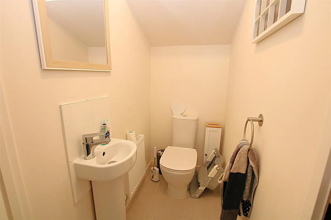 Packwood Crescent, Earls Barton, photo 9