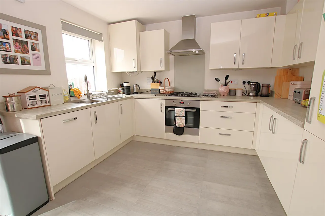 Packwood Crescent, Earls Barton, photo 8