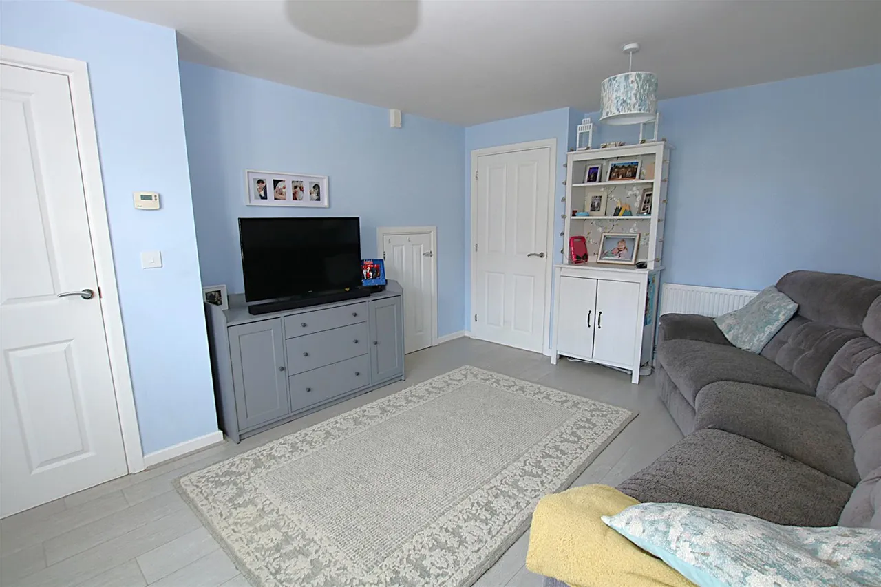 Packwood Crescent, Earls Barton, photo 4