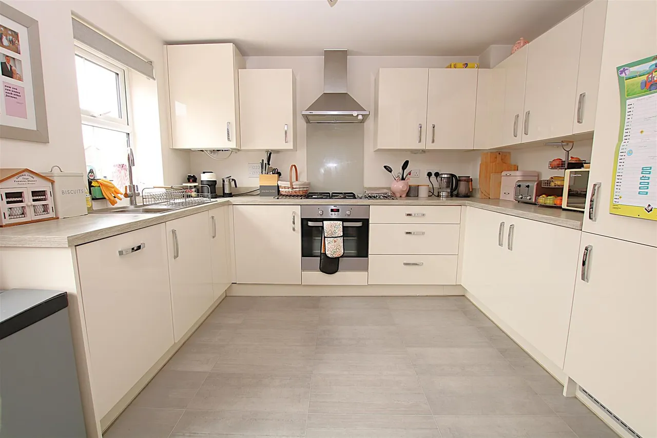 Packwood Crescent, Earls Barton, photo 5