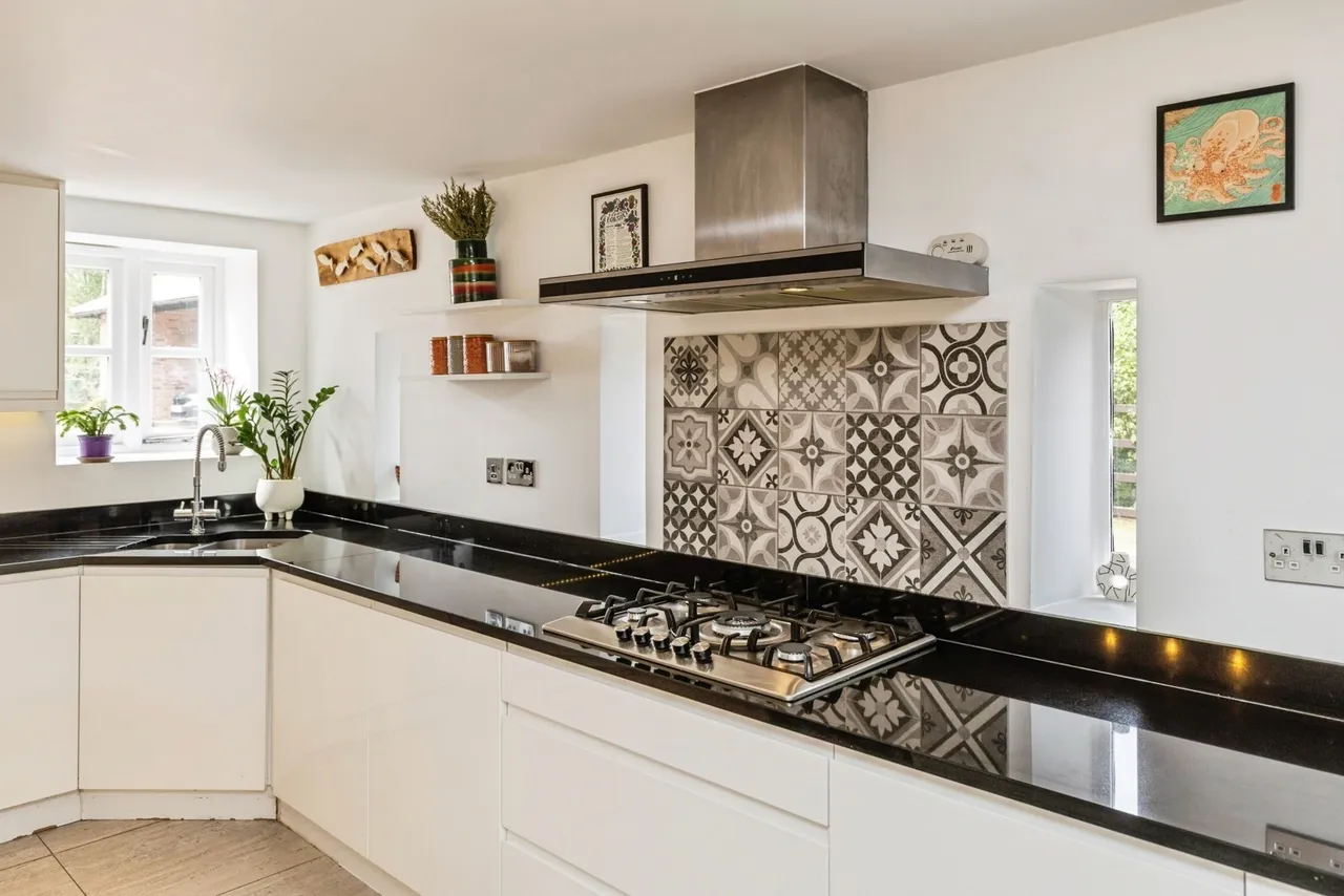 Wrexham Road, Holt, LL13, photo 10