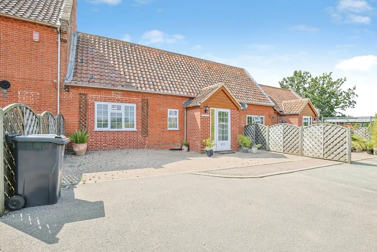 3 bed house for sale — Bury Road, Hepworth, Diss, Suffolk, IP22