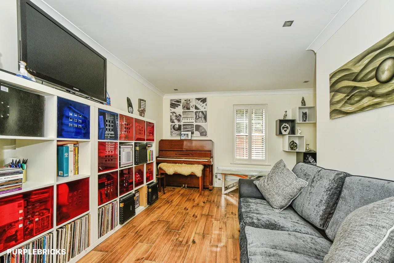 Redhouse Way, Swindon, SN25, photo 8
