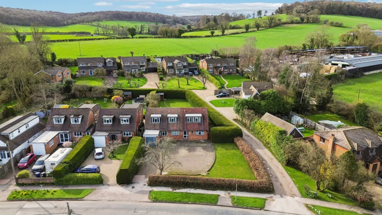 Warrendene Road, Hughenden Valley, HP14, photo 27