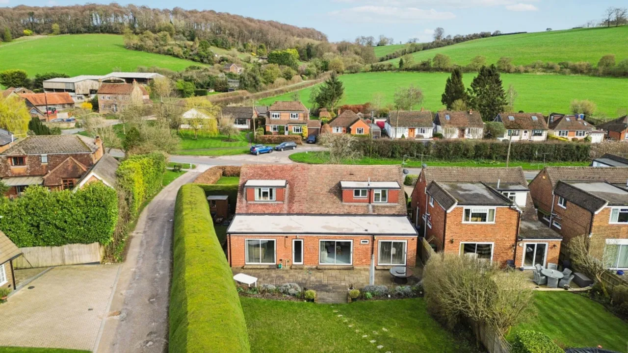 Warrendene Road, Hughenden Valley, HP14, photo 29