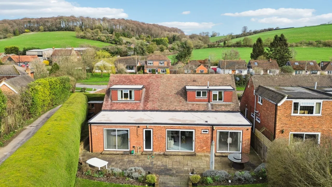 Warrendene Road, Hughenden Valley, HP14, photo 35