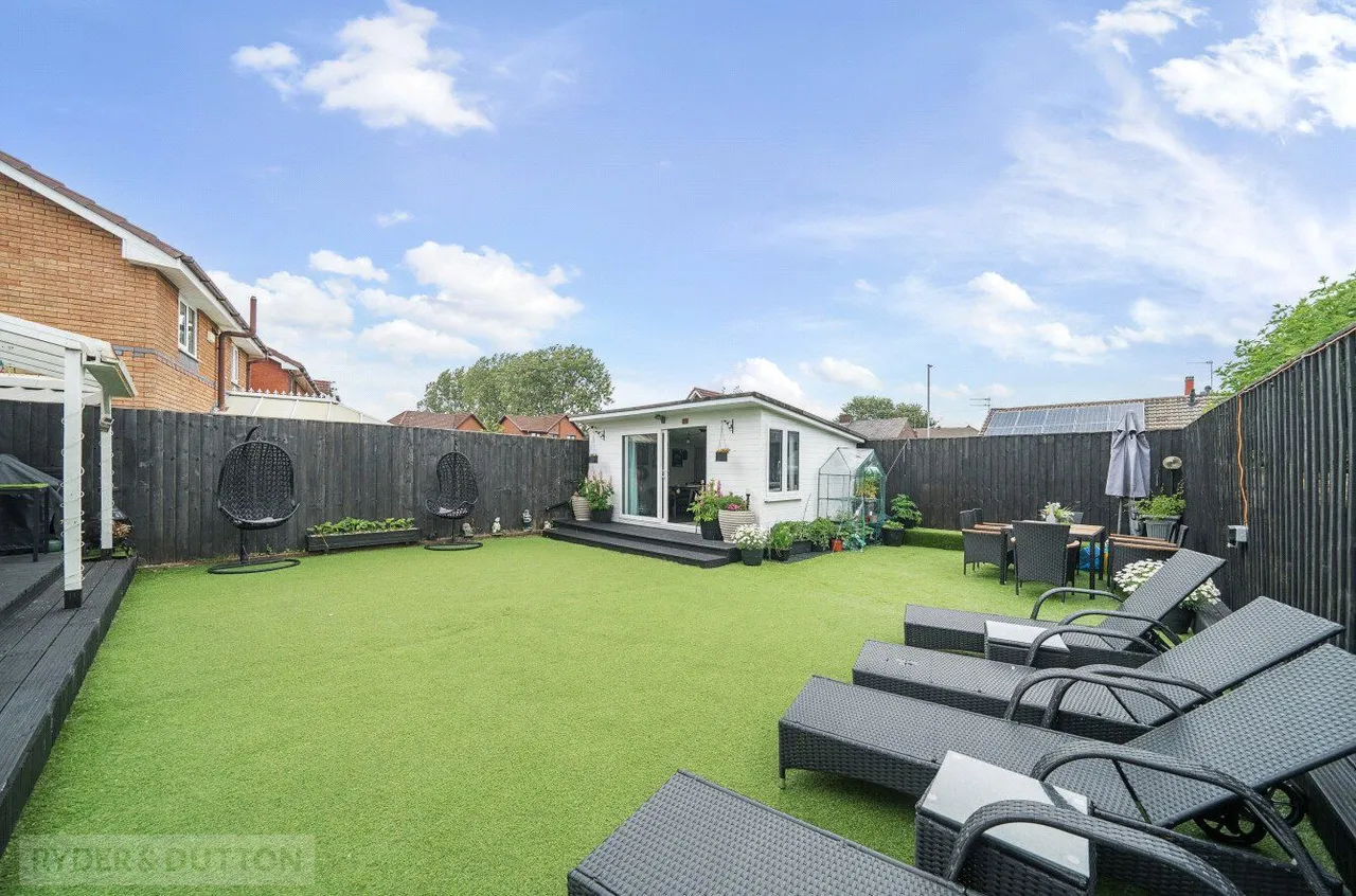 Tiber Avenue, Hollinwood, OL8, photo 27