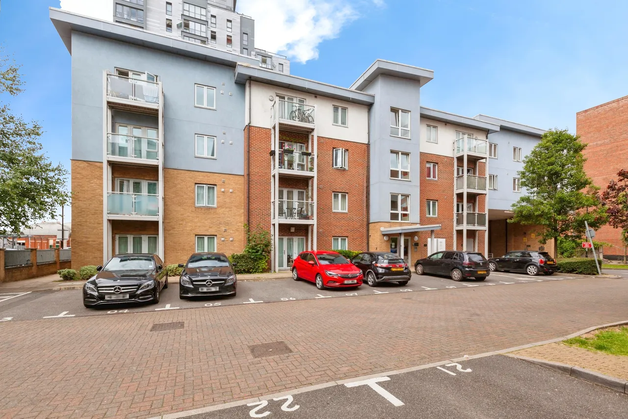 2 bed flat for sale, Mill Street, Slough, SL2