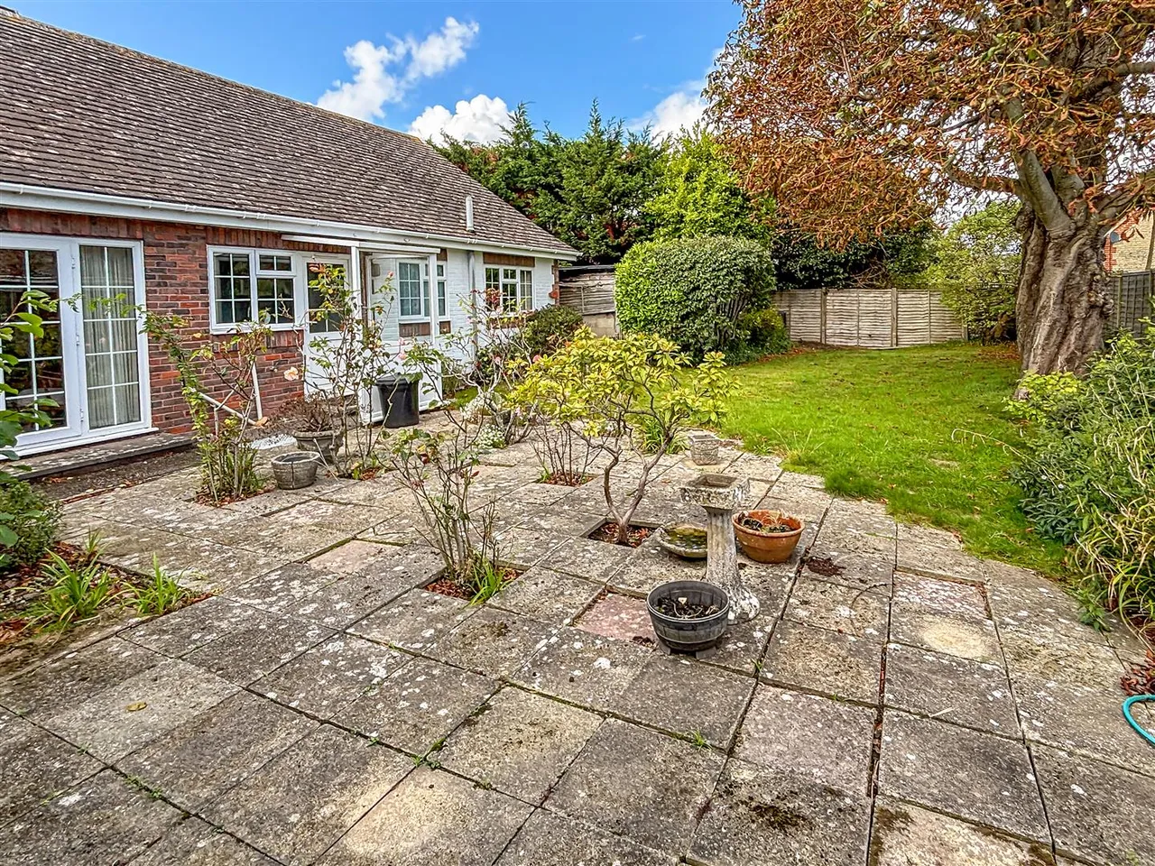 Walnut Avenue, Rustington, photo 2