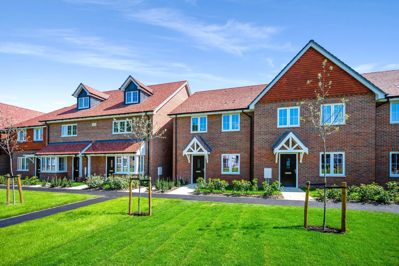 3 bed property for sale, Burstow Grove, Off Haroldslea Drive, RH6