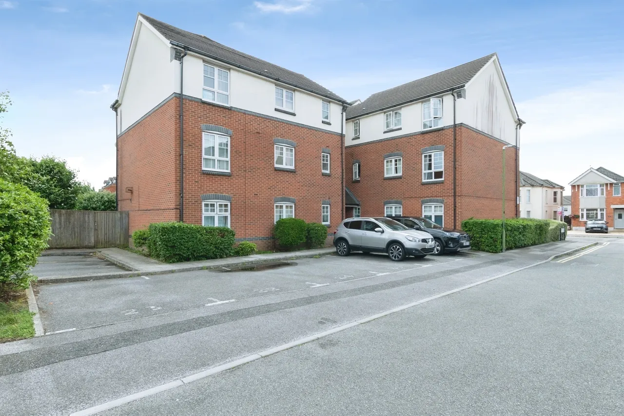 2 bed flat for sale — Wessex Gate, Bournemouth