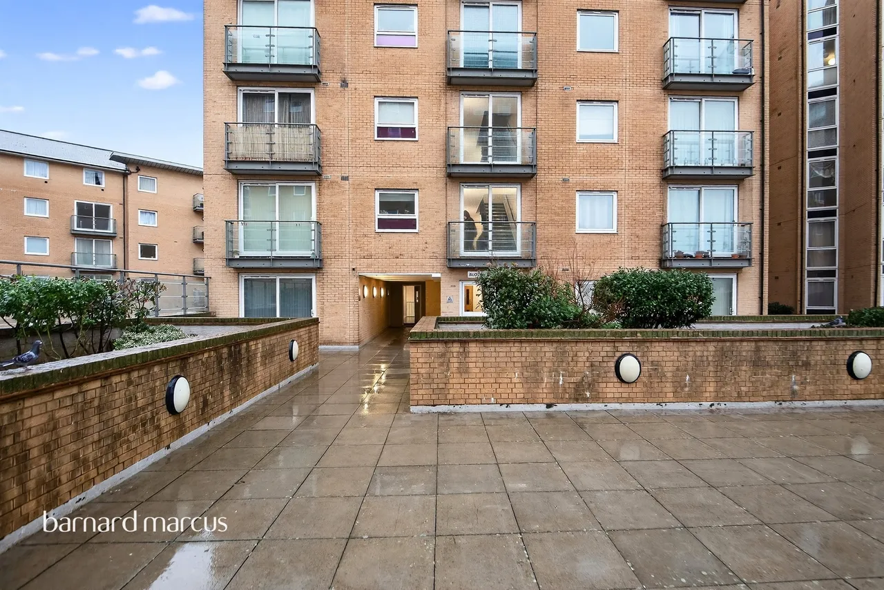 2 bed flat for sale — Bedfont Lane, Feltham