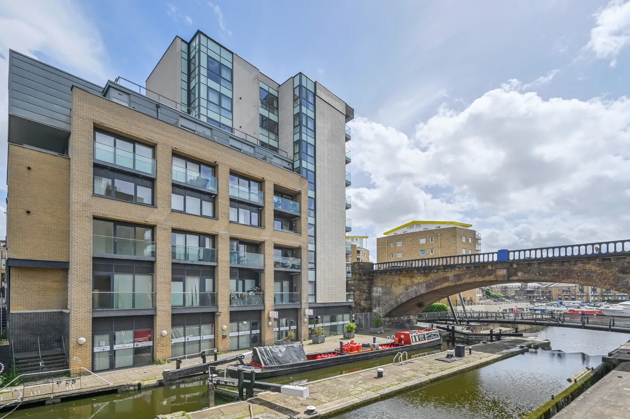2 bed flat for sale — Flat 502, Lime View Apartments, 2 John Nash Mews, London