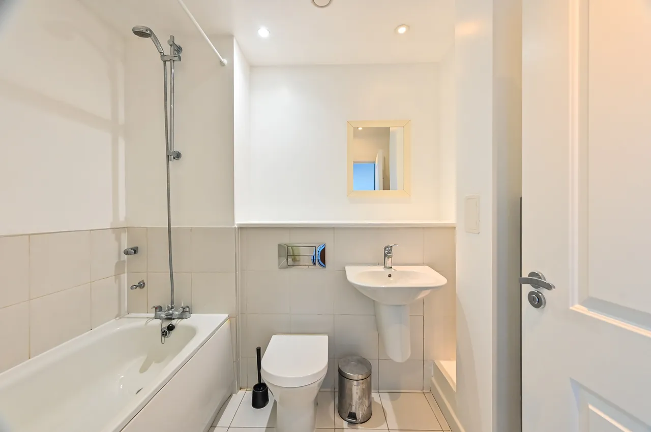 Flat 502, Lime View Apartments, 2 John Nash Mews, London, photo 5