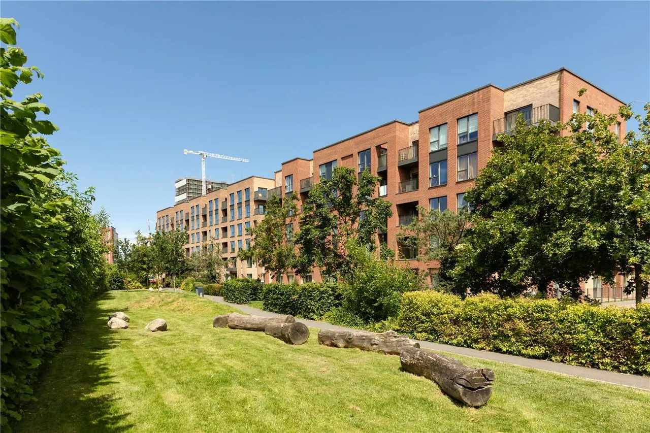 Colindale Gardens, London, NW9, photo 10
