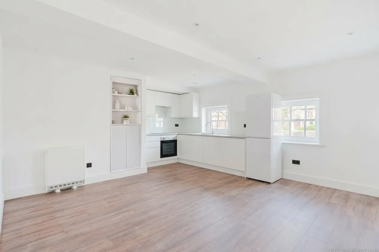 1 bed flat to rent, High Street, Dorking, RH4