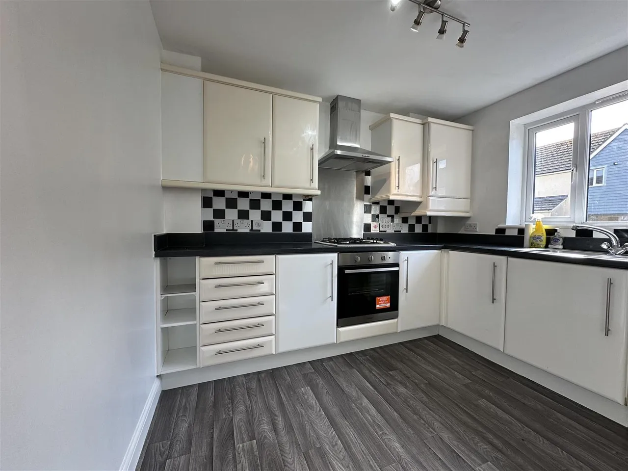 Pavilions Close, Brixham, photo 2