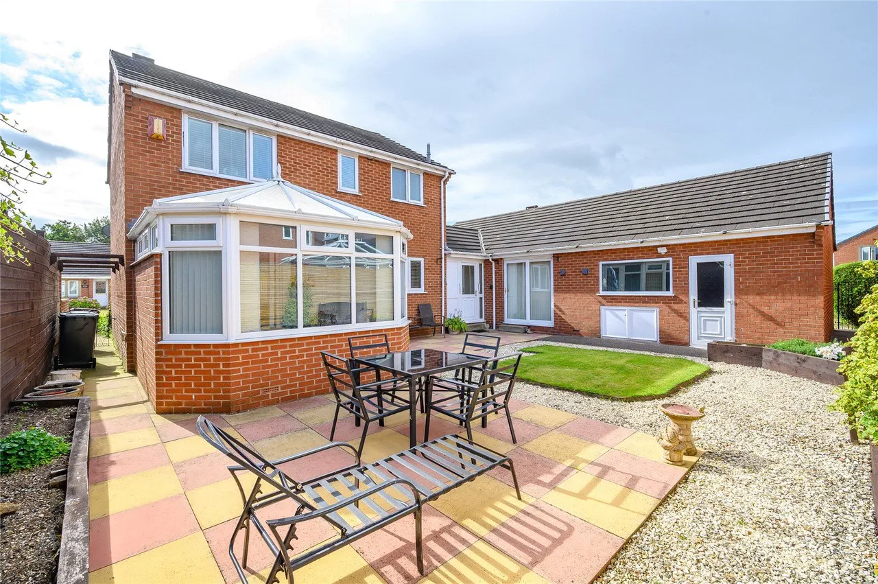 Hill Top Lane, Tingley, WF3, photo 14