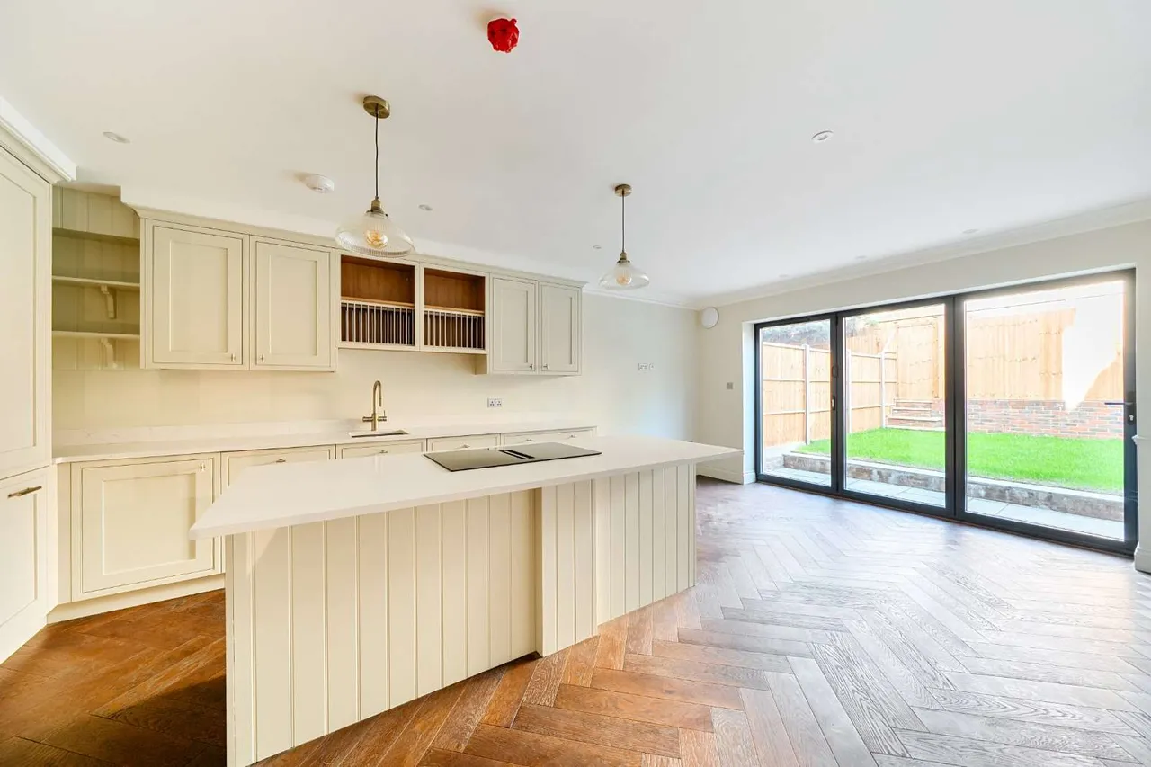 Platts Lane, London, NW3, photo 3