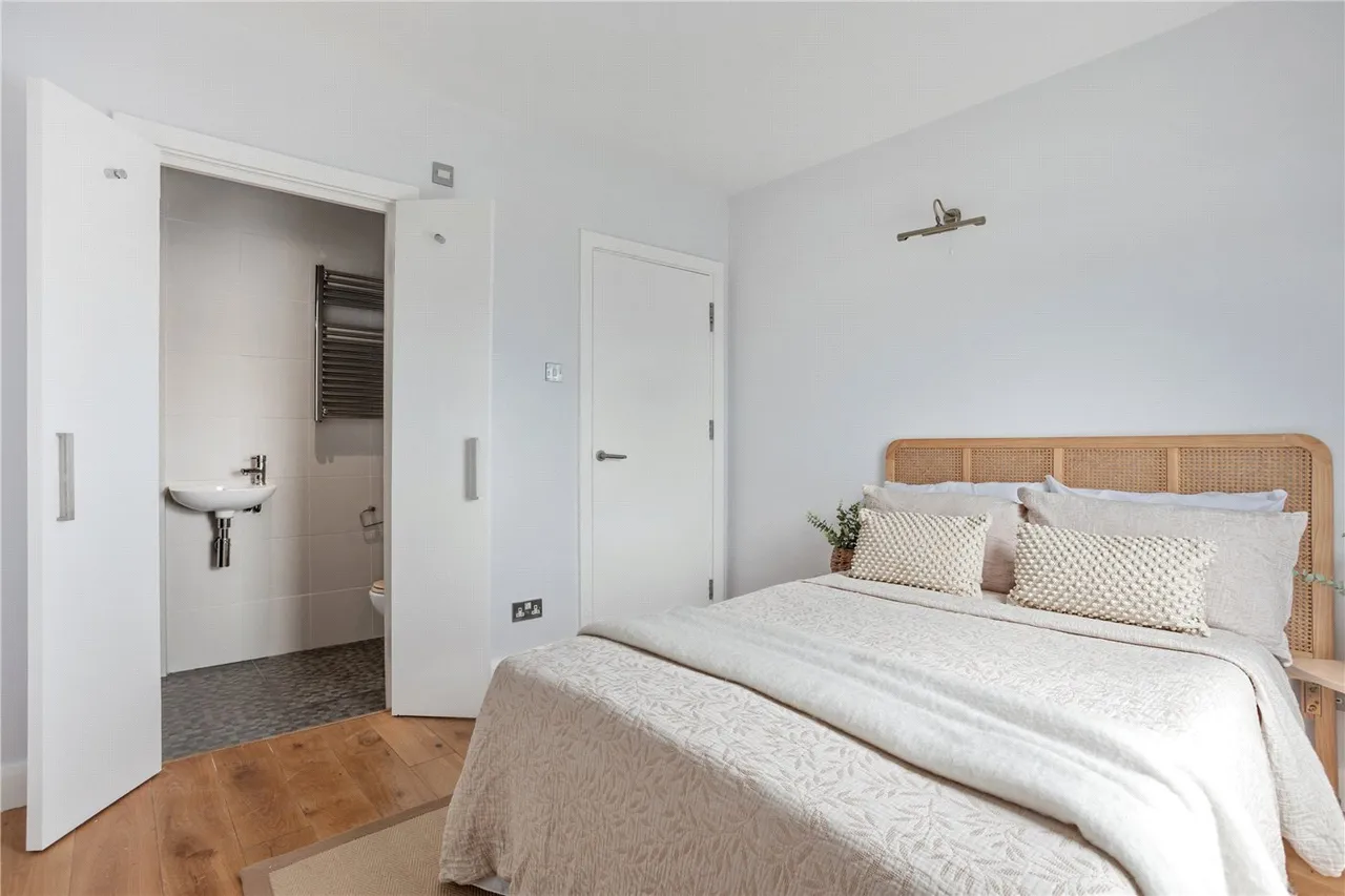 2 bed flat for sale — Christina Street, London, EC2A