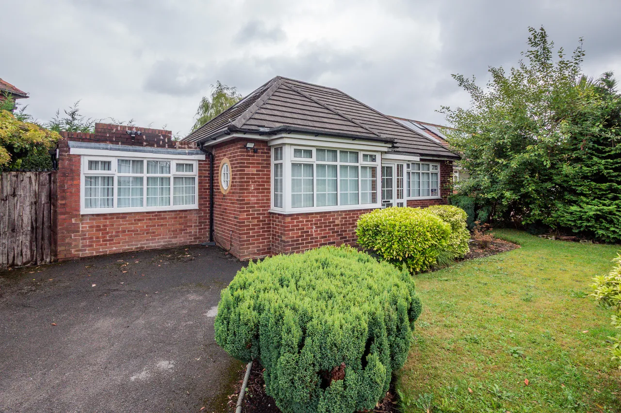 5 bed house for sale — Hillingdon Road, Whitefield, M45