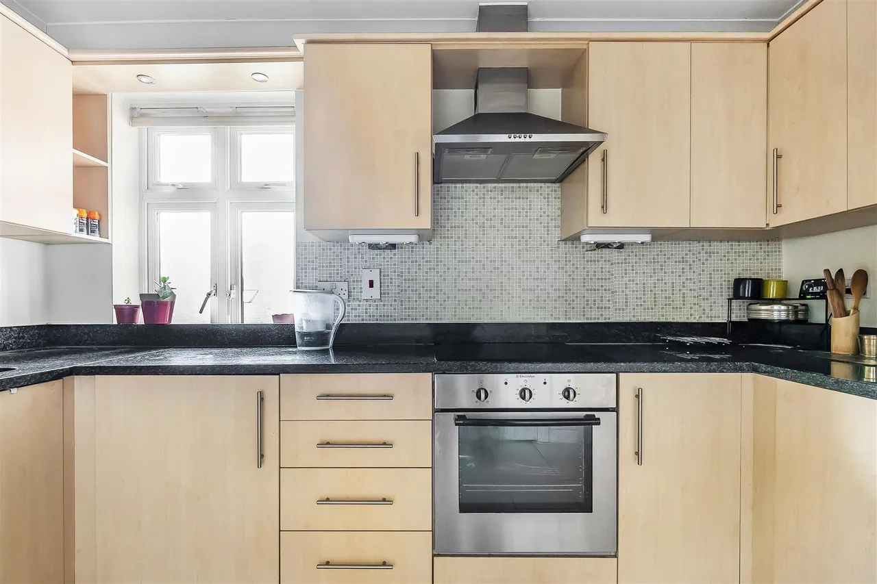 Leret Way, Leatherhead, KT22, photo 13