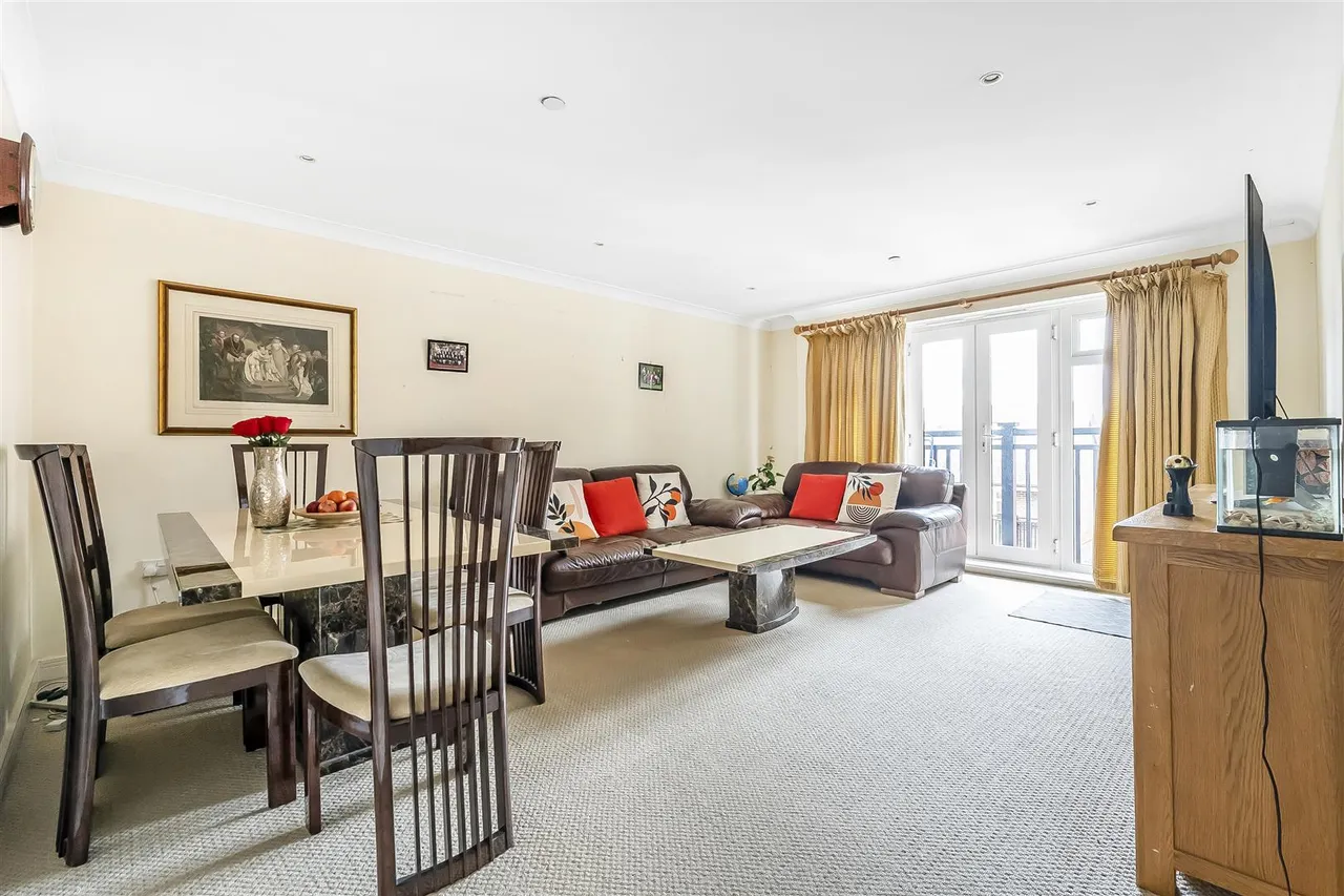 Leret Way, Leatherhead, KT22, photo 2