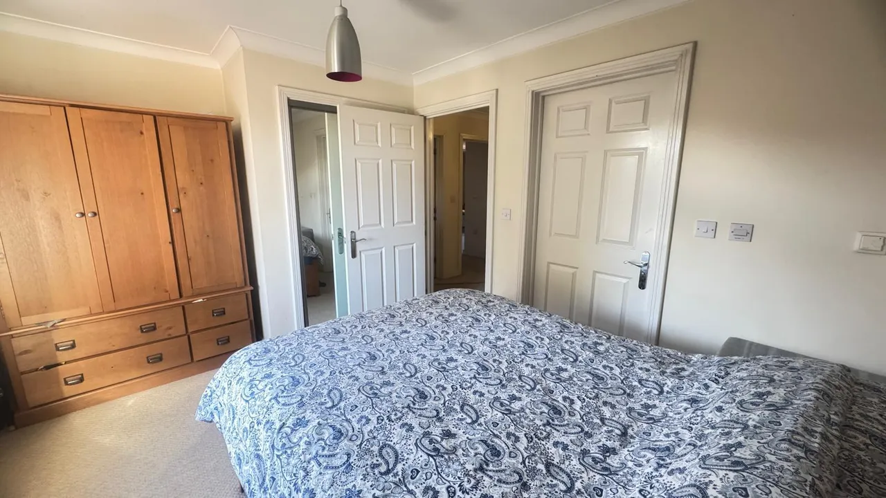 Leret Way, Leatherhead, KT22, photo 11